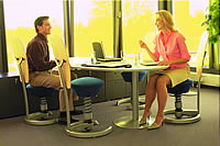 Besprechungstisch mit Swopper Der Swopper mit Lehne macht eine richtig gute Figur an Besprechungstischen.