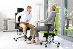 Die B&uuml;rost&uuml;hle Bioswing 560 (links im Bild) und Bioswing 460 (rechts im Bild)