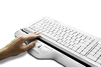 Die Bedienung der RollerMouse Free: Die Rollstange wird mit den Fingerspitzen beider H&auml;nde bewegt, die Tasten werden mit den Daumen bedient.