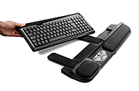 Die RollerMouse Pro 2 wird vor die Tastatur gelegt. Die nach hinten gehenden Tastaturhalterungen k&ouml;nnen in H&ouml;he und Neigung eingestellt werden.