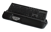 Die RollerMouse Pro 2, die ergonomische Maus die vor die Tastatur platziert wird.