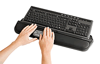 Die RollerMouse Pro 2 erlaubt die Bedienung mit beiden H&auml;nden zentral vor der Tastatur. Somit werden sowohl unn&ouml;tige Bewegungen der Maushand zur Seite vermieden, wie auch die Beidh&auml;ndigkeit gef&ouml;rdert.