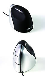 Ergonomische PC-Maus Evoluent für Rechtshänder Die Evoluent-Maus ist eine ergonomische Maus mit vertikaler Handstellung. Die Abbildung zeigt die Ausführung für Rechtshänder, einmal von vorne und einmal von hinten fotografiert.
