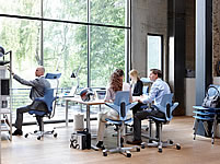 Die Sattelst&uuml;hle Capisco und Capisco Puls im B&uuml;roalltag. Links der klassische Capisco mit Kopfst&uuml;tze, mitte und rechts der moderne Capisco Puls.