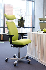 Der B&uuml;rostuhl Hag H05, Modell 5600, hat eine hohe R&uuml;ckenlehne und ist ganzseitig gepolstert. Die Abbildung zeigt den B&uuml;rostuhl mit optionaler Kopfst&uuml;tze.