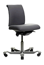 Bürostuhl HAG H05, Modell 5100 Der Bürostuhl HAG H05, Modell 5100, hat eine niedrige Rückenlehne. Ansicht von vorne.