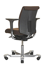 Bürostuhl HAG H05, Modell 5300, mit Armlehnen (Standard) Der Bürostuhl HAG H05, Modell 5300, hat eine mittelhohe Rückenlehne, die nur von vorne bezogen ist. Die Armlehnen gehören zur Grundausstattung und sind in Höhe und Breite verstellbar.