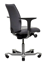 Bürostuhl HAG H05, Modell 5400, mit Armlehnen (Standard) Der Bürostuhl HAG H05, Modell 5400, hat eine mittelhohe Rückenlehne, die auch hinten gepolstert ist. Die Armlehnen gehören zur Grundausstattung und sind in Höhe und Breite verstellbar.