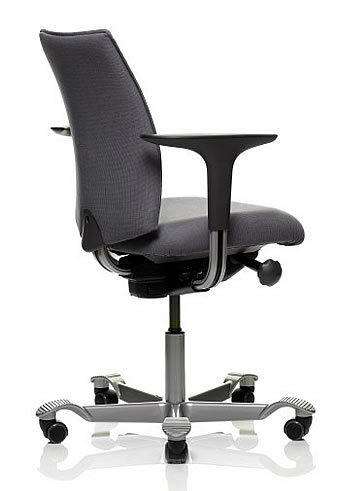 Der B�rostuhl HAG H05, Modell 5400, hat eine mittelhohe R�ckenlehne, die auch hinten gepolstert ist. Die Armlehnen geh�ren zur Grundausstattung und sind in H�he und Breite verstellbar.