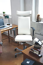 Der B&uuml;rostuhl HAG H05, Modell 5500, mit mittelhoher R&uuml;ckenlehne. Die Abbildung zeigt den Stuhl mit Swingback-Armlehnen (Aufpreis gegen&uuml;ber Standard-Armlehnen) und Kopfst&uuml;tze (Zusatzausstattung).