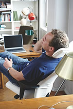 Der B&uuml;rostuhl HAG H05, Modell 5500, bietet mit seiner Bewegungsmechanik und der optionalen Kopfst&uuml;tze auch bequeme Ruhepositionen, zum Beispiel zum Telefonieren.