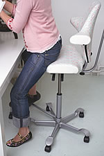 Der Sattelstuhl HAG Capisco Modell 8107 in Aktion. Dieser Stuhl ist gerade auch f&uuml;r aktive Arbeiten, bei denen h&auml;ufig die Position ge&auml;ndert werden muss, geeignet.