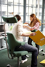 Der Sattelstuhl HAG Capisco im B&uuml;ro. Die Abbildung zeigt das Modell 8107 mit Kopflehne.