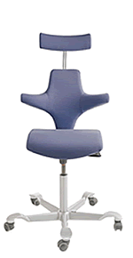 HAG Capisco mit vorne abgerundetem Sitzpolster und Kopflehne. Modell 8127. 