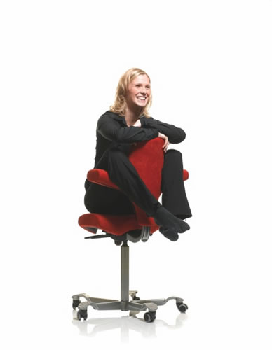 Auf den Sattelst�hlen HAG Capsico k�nnen unz�hlige unterschiedliche Sitzpositionen eingenommen werden.
