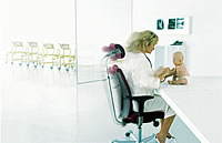 Anwendungsbeispiel f&uuml;r den B&uuml;rostuhl HAG H05: Untersuchung eines Babys in einer Arztpraxis.