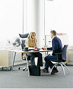 Anwendungsbeispiel f&uuml;r den B&uuml;rostuhl HAG H05: Einzelarbeitsplatz mit einem B&uuml;rostuhl und einem Besucherstuhl, beide aus der H05-Serie.