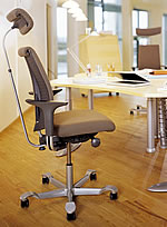 Anwendungsbeispiel f&uuml;r den B&uuml;rostuhl HAG H05: Das Modell 5500 in einem B&uuml;ro, mit Swingback-Armlehnen und Kopfst&uuml;tze ausgestattet.