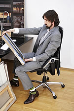Der ergonomische B&uuml;rosessel HAG H09 Excellence Modell 9320 in Aktion.