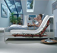 Lattoflex 200 Bettsystem: Die komfortable Sitzhochstellung sorgt f&uuml;r eine k&ouml;rpergerechte Sitzposition im Bett. Die Schiebefunktion f&auml;hrt das gesamte Innenbett Richtung Kopfteil, so dass der Nachttisch weiterhin erreichbar ist.