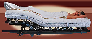 Mit dem Komfort-Motorrahmen des Bettsystem Lattoflex 300 sind viele Sitz-, Liege und Relaxstellungen m&ouml;glich. Die Abbildung zeigt die erh&ouml;hte Lagerung der Beine, die nach einem anstrengenden Arbeitstag wunderbar entspannend wirkt.