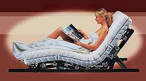 Mit dem Komfort-Motorrahmen des Bettsystem Lattoflex 300 sind viele Sitz-, Liege und Relaxstellungen m&ouml;glich. Die Abbildung zeigt die komfortable Sitzstellung zum entspannten Lesen im Bett.