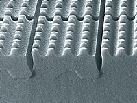 Evo-Matratze von Lattoflex: Oberflächenstruktur Durch die spezielle Oberflächenstruktur passt sich die Evo-Matratze der Körperkontur ideal an. Zudem sorgt die Struktur des nach Ökotex 100 zertifizierten Materials für einen sehr guten Feuchtigkeitstransport und dadurch für ein trocken-warmes Bettklima.