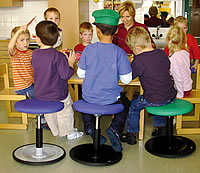 Der bewegliche Hocker Leitnerwipp unterst&uuml;tzt das Bewegungsbed&uuml;rfnis von Kindern und ist deshalb f&uuml;r den Einsatz in Kinderg&auml;rten bestens geeignet.
