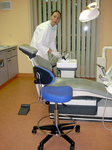 Ergonomischer Drehstuhl Leitnertwist mit Sattelsitz und Fu�ring. Anwendungsbeispiel Zahnarztpraxis (der Stuhl wird mittlerweile mit schwarzer Gasfederabdeckung ausgeliefert)