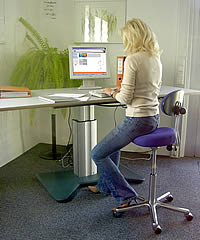 Die Steh-Sitz-Dynamik mit dem B&uuml;rostuhl Leitnertwist: Anwendungsbeispiel B&uuml;ro, Steh-Sitzen am Schreibtisch (der Stuhl wird mittlerweile mit schwarzer Gasfederabdeckung ausgeliefert)