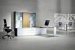 Der iMove Schreibtisch mit C-F&uuml;&szlig;en. H&ouml;henverstellbar von Tisch- auf Stehpulth&ouml;he. Linksseitig mit integriertem Sideboard.