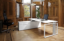 Schreibtisch iMove: h&ouml;henverstellbar von Tisch- auf Stehpulth&ouml;he. Das reduzierte, moderne Design bildet einen attraktiven Kontrapunkt zu den Holzvert&auml;felungen der Jugendstilvilla.