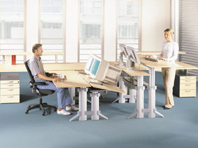 Ergonomisches B�rom�belprogramm GO� tec von Leuwico: Einrichtungsbeispiel mit h�henverstellbaren High-End-Computer-Tischen