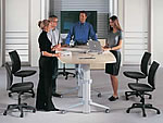 Ergonomisches B&uuml;rom&ouml;belprogramm GO&sup2; von Leuwico: Einrichtungsbeispiel mit h&ouml;henverstellbarem Besprechungstisch