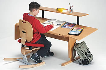 Die perfekte Sch&uuml;lerkombination: Stuhl Moizi 6 mit Schreibtisch Moizi 5