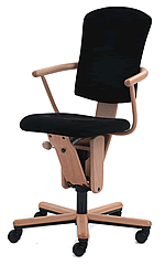 B&uuml;rostuhl Moizi 18 mit beweglich aufgeh&auml;ngter Sitz-Lehnen-Einheit. Ausf&uuml;hrung mit hoher R&uuml;ckenlehne und Armlehnen.