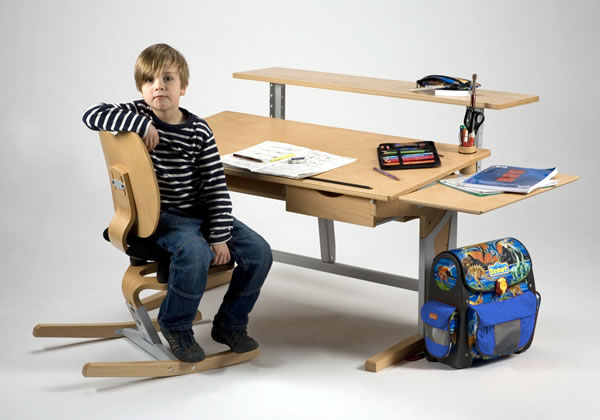 Sch�lerschreibtisch Moizi 17 mit zus�tzlichen Ablagen hinten und rechts. Der Sch�ler sitzt auf dem Stuhl Moizi 6.