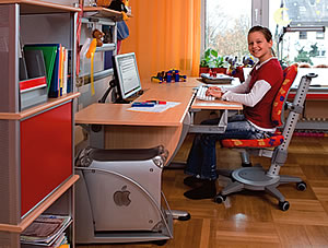 Moll Computertisch Pro Combi aus der Serie Basic: Alle ergonomischen Aspekte f&uuml;r ein entspanntes, k&ouml;rpergerechtes Arbeiten sind ber&uuml;cksichtigt: Ausreichender Abstand zum Bildschirm, richtiger Blickwinkel, korrekte Tischh&ouml;he und Lichteinfall von der Seite zur Vermeidung von Blendungen.