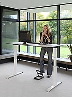 Mit dem h&ouml;henverstellbaren Tischgestell Ergon Plus mit 2-stufiger motorischer H&ouml;henverstellung (63 - 128 cm) macht die Arbeit doppelt Spa&szlig;. Die Fu&szlig;st&uuml;tze ist optionales Zubeh&ouml;r.