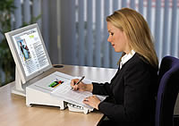 Officeplus Docuglide mit vorgezogenem Vorlagenhalter Officeplus Docuglide - durch das Vorziehen der Vorlage können Korrekturen ohne Verrenkungen vorgenommen werden.