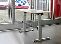 Das Steh-Sitz-Schreibtisch-Gestell Ergon von Officeplus kann in der H&ouml;he und in der Breite verstellt werden (die Tischplatte geh&ouml;rt nicht zum Lieferumfang).
