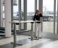 Steh-Sitz-Tischgestell Ergon von Officeplus Das Steh-Sitz-Tischgestell Ergon von Officeplus regt zu Haltungswechsel und Bewegung am Arbeitsplatz an (die Tischplatte gehört nicht zum Lieferumfang).