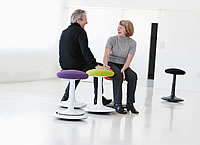Der ergonomische Hocker Ongo eignet sich f&uuml;r jedes Lebensalter