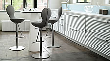 Modernes Design gepaart mit ergonomischen Funktionen: Der Barhocker Eight von Vari&eacute;r