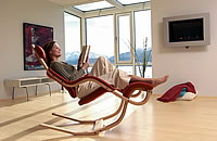 Die mittlere Ruheposition des Entspannungssessel Gravity von Varier (fr&uuml;her Stokke) l&auml;dt ein zum Lesen und Fernsehen.