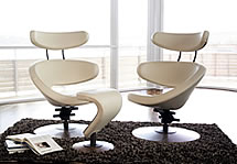 Der Lounge Sessel Peel von Varier (ehemals Stokke) mit Fu&szlig;hocker. Der Sessel ist in zwei spiegelbildlichen Varianten erh&auml;ltlich.