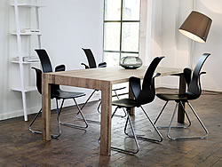 Der Schalenstuhl Penguin von Varier vereint in genialer Weise ergonomischen Sitzkomfort mit einem einzigartigen Erscheinungsbild. Design: Peter Opsvik.