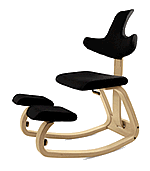 Varier Thatsit Balans (früher Stokke Thatsit Balans) Den Kniestuhl Varier (ehemals Stokke) Thatsit Balans gibt es mit oder ohne Rückenlehne. Die Schienbeinpolster sind in der Höhe und die Lehne in der Tiefe verstellbar.