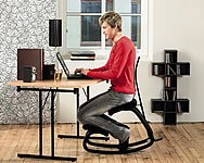 Varier (früher Stokke) Variable Balans im Jugendzimmer Der Varier (vormals Stokke) Variable Balans eignet sich sehr gut für Kinder und Jugendliche. Auf dem Bild ist der offene Sitzwinkel durch die abgeschrägte Sitzfläche gut zu sehen.