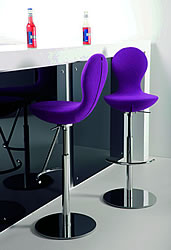 Der Barhocker Eight ist ein Blickfang und passt zu allen modernen Wohneinrichtungen